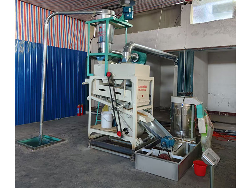 小型面粉機(jī)械加工的過(guò)程中是流水線(xiàn)式的,幾乎不需要人工的參與